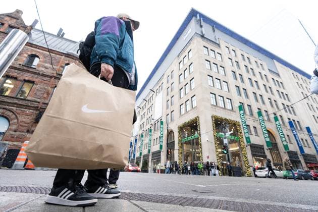 November 29, 2024, Montreal, Pq, CANADA: Shoppers take advantage of Black Friday deals in Montreal on Friday, Nov. 29, 2024. Montreal CANADA  - ZUMAc35_ 20241129_zaf_c35_017 Copyright: xChristinnexMuschix