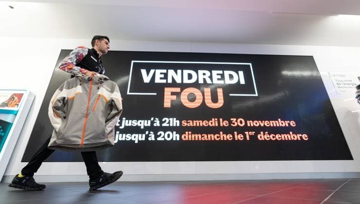 November 29, 2024, Montreal, Pq, CANADA: A Sport Expert s employee walks past a sign advertising Black Friday sales in Montreal on Friday, Nov. 29, 2024. Montreal CANADA  - ZUMAc35_ 20241129_zaf_c35_018 Copyright: xChristinnexMuschix