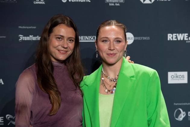 Nike LORENZ, rechts, Hockeyspielerin, Begleiterin nicht identifiziert, Verleihung Deutscher Nachhaltigkeitspreis in Duesseldorf am 29.11.2024.