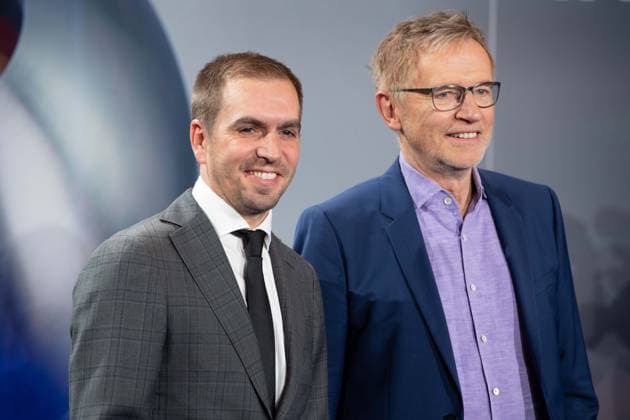 v.l. Philipp LAHM, ehem. Fussballspieler, Norbert KOENIG, König, Moderator, Verleihung Deutscher Nachhaltigkeitspreis in Duesseldorf am 29.11.2024.