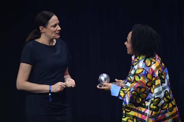Emeli SANDE, rechts, Saengerin, bekommt den Ehrenpreis de Deutschen Nachhaltigkeitspreises, links Laudatorin Dr. Daniela BUECHEL, Büchel, Verleihung Deutscher Nachhaltigkeitspreis in Duesseldorf am 29.11.2024.