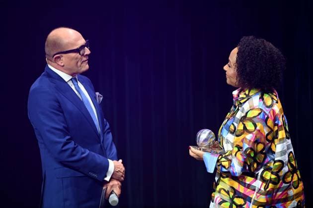 Emeli SANDE, rechts, Saengerin, bekommt den Ehrenpreis de Deutschen Nachhaltigkeitspreises, links Stefan SCHULZE-HAUSMANN, Vorstandsvorsitzender Stiftung Deutscher Nachhaltigkeitspreis Verleihung Deutscher Nachhaltigkeitspreis in Duesseldorf am 29.11.2024.