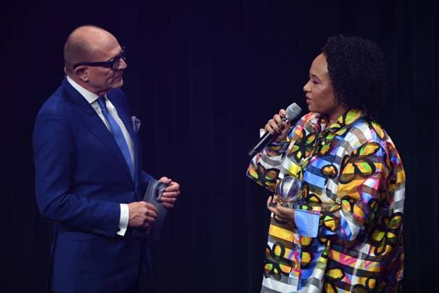 Emeli SANDE, rechts, Saengerin, bekommt den Ehrenpreis de Deutschen Nachhaltigkeitspreises, links Stefan SCHULZE-HAUSMANN, Vorstandsvorsitzender Stiftung Deutscher Nachhaltigkeitspreis Verleihung Deutscher Nachhaltigkeitspreis in Duesseldorf am 29.11.2024.