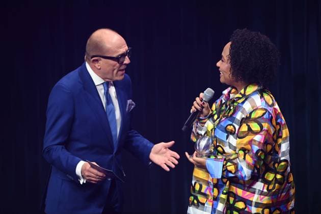 Emeli SANDE, rechts, Saengerin, bekommt den Ehrenpreis de Deutschen Nachhaltigkeitspreises, links Stefan SCHULZE-HAUSMANN, Vorstandsvorsitzender Stiftung Deutscher Nachhaltigkeitspreis Verleihung Deutscher Nachhaltigkeitspreis in Duesseldorf am 29.11.2024.