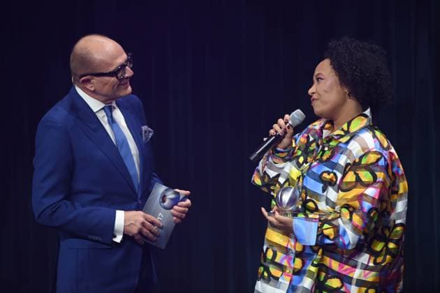 Emeli SANDE, rechts, Saengerin, bekommt den Ehrenpreis de Deutschen Nachhaltigkeitspreises, links Stefan SCHULZE-HAUSMANN, Vorstandsvorsitzender Stiftung Deutscher Nachhaltigkeitspreis Verleihung Deutscher Nachhaltigkeitspreis in Duesseldorf am 29.11.2024.