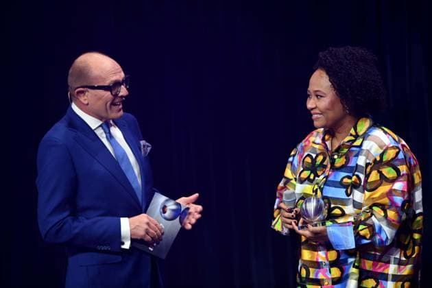 Emeli SANDE, rechts, Saengerin, bekommt den Ehrenpreis de Deutschen Nachhaltigkeitspreises, links Stefan SCHULZE-HAUSMANN, Vorstandsvorsitzender Stiftung Deutscher Nachhaltigkeitspreis Verleihung Deutscher Nachhaltigkeitspreis in Duesseldorf am 29.11.2024.