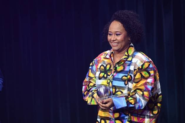 Emeli SANDE, rechts, Saengerin, bekommt den Ehrenpreis de Deutschen Nachhaltigkeitspreises, Verleihung Deutscher Nachhaltigkeitspreis in Duesseldorf am 29.11.2024.