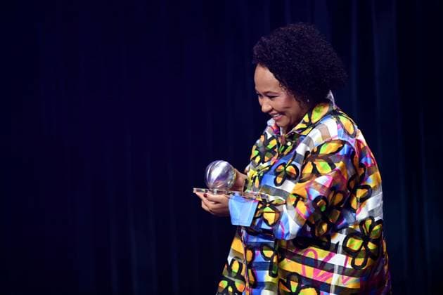 Emeli SANDE, rechts, Saengerin, bekommt den Ehrenpreis de Deutschen Nachhaltigkeitspreises, Verleihung Deutscher Nachhaltigkeitspreis in Duesseldorf am 29.11.2024.