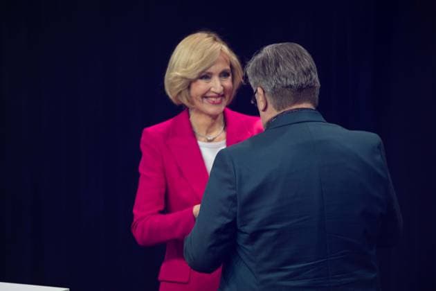 Petra GERSTER, Moderatorin, spricht die Laudatio auf Hape Kerkeling, uebereicht den Ehrenpreis des Deutschen Nachhaltigkeitspreises, Verleihung Deutscher Nachhaltigkeitspreis in Duesseldorf am 29.11.2024.