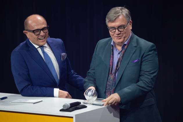 Hape KERKELING, Entertainer, rechts, erhaelt den Ehrenpreis des Deutschen Nachhaltigkeitspreises, links Stefan SCHULZE-HAUSMANN, Vorstandsvorsitzender Stiftung Deutscher Nachhaltigkeitspreis Verleihung Deutscher Nachhaltigkeitspreis in Duesseldorf am 29.11.2024.