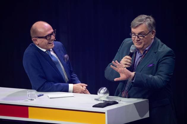 Hape KERKELING, Entertainer, rechts, erhaelt den Ehrenpreis des Deutschen Nachhaltigkeitspreises, links Stefan SCHULZE-HAUSMANN, Vorstandsvorsitzender Stiftung Deutscher Nachhaltigkeitspreis Verleihung Deutscher Nachhaltigkeitspreis in Duesseldorf am 29.11.2024.