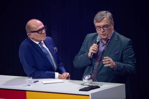 Hape KERKELING, Entertainer, rechts, erhaelt den Ehrenpreis des Deutschen Nachhaltigkeitspreises, links Stefan SCHULZE-HAUSMANN, Vorstandsvorsitzender Stiftung Deutscher Nachhaltigkeitspreis Verleihung Deutscher Nachhaltigkeitspreis in Duesseldorf am 29.11.2024.