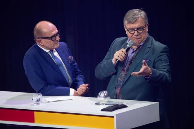 Hape KERKELING, Entertainer, rechts, erhaelt den Ehrenpreis des Deutschen Nachhaltigkeitspreises, links Stefan SCHULZE-HAUSMANN, Vorstandsvorsitzender Stiftung Deutscher Nachhaltigkeitspreis Verleihung Deutscher Nachhaltigkeitspreis in Duesseldorf am 29.11.2024.