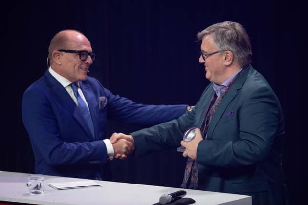 Hape KERKELING, Entertainer, rechts, erhaelt den Ehrenpreis des Deutschen Nachhaltigkeitspreises, links Stefan SCHULZE-HAUSMANN, Vorstandsvorsitzender Stiftung Deutscher Nachhaltigkeitspreis Verleihung Deutscher Nachhaltigkeitspreis in Duesseldorf am 29.11.2024.
