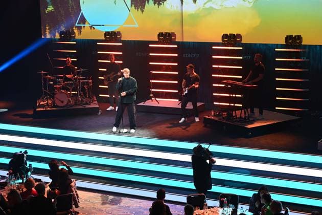 Tim BENDZKO, Saenger, Musiker, singend, Gesang, Konzert, Verleihung Deutscher Nachhaltigkeitspreis in Duesseldorf am 29.11.2024.