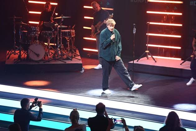Tim BENDZKO, Saenger, Musiker, singend, Gesang, Konzert, Verleihung Deutscher Nachhaltigkeitspreis in Duesseldorf am 29.11.2024.