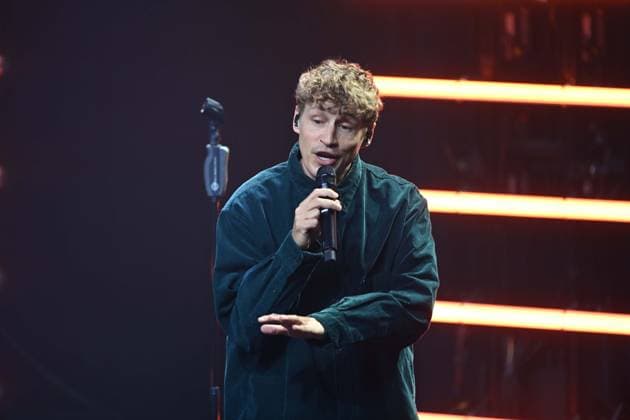 Tim BENDZKO, Saenger, Musiker, singend, Gesang, Konzert, Verleihung Deutscher Nachhaltigkeitspreis in Duesseldorf am 29.11.2024.
