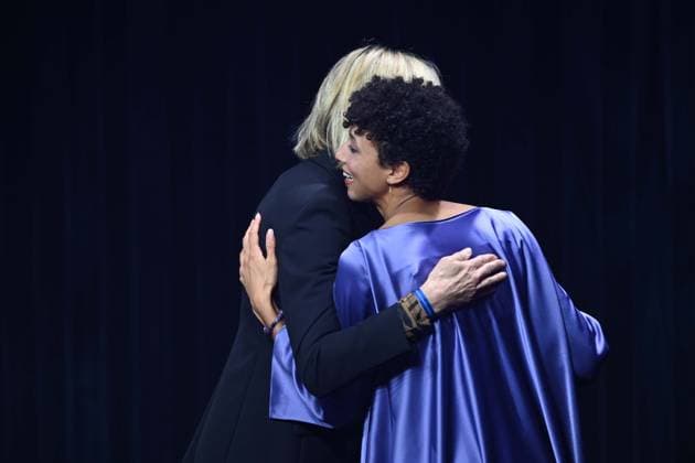 Malaika MIHAMBO, Weitspringerin, erhaelt den Ehrenpreis des Deutschen Nachhaltigkeitspreis, links Laudatorin Heike DRECHSLER, ehem. Weitspringerin, Verleihung Deutscher Nachhaltigkeitspreis in Duesseldorf am 29.11.2024.