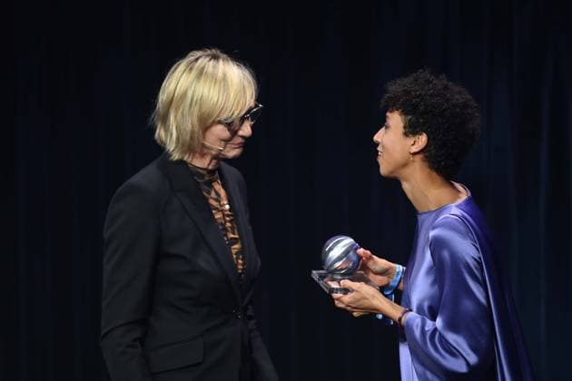Malaika MIHAMBO, Weitspringerin, erhaelt den Ehrenpreis des Deutschen Nachhaltigkeitspreis, links Laudatorin Heike DRECHSLER, ehem. Weitspringerin, Verleihung Deutscher Nachhaltigkeitspreis in Duesseldorf am 29.11.2024.