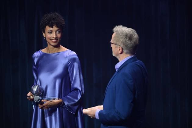 Malaika MIHAMBO, Weitspringerin, erhaelt den Ehrenpreis des Deutschen Nachhaltigkeitspreis, rechts Norbert KOENIG, König, Moderator, Verleihung Deutscher Nachhaltigkeitspreis in Duesseldorf am 29.11.2024.
