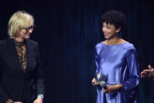 Malaika MIHAMBO, Weitspringerin, erhaelt den Ehrenpreis des Deutschen Nachhaltigkeitspreis, links Laudatorin Heike DRECHSLER, ehem. Weitspringerin, Verleihung Deutscher Nachhaltigkeitspreis in Duesseldorf am 29.11.2024.