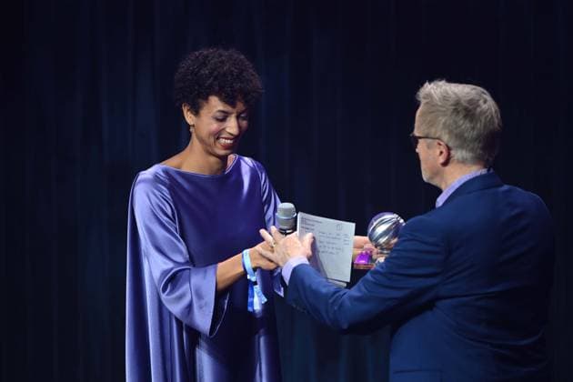 Malaika MIHAMBO, Weitspringerin, erhaelt den Ehrenpreis des Deutschen Nachhaltigkeitspreis, rechts Norbert KOENIG, König, Moderator, Verleihung Deutscher Nachhaltigkeitspreis in Duesseldorf am 29.11.2024.