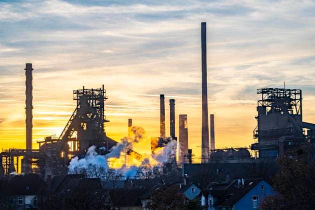 Hochofen Schwelgern 1 und 2, ThyssenKrupp Steel Werk Schwelgern in Duisburg-Marxloh gehört zum Stahlwerk Bruckhausen, Sonnenuntergang, NRW, Deutschland Thyssenkrupp Steel Hochöfen