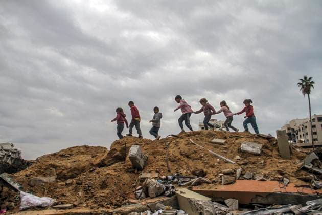 News Themen der Woche KW48 News Bilder des Tages November 29, 2024, Gaza City, The Gaza Strip, Palestine: Children from the Khamis Ghaban family play amid the rubble of destroyed buildings in Gaza. The family who fled Israeli attacks and took refuge in the Legislative Council building that was destroyed in Israeli attacks, struggle to survive under difficult conditions in Gaza City, Gaza City Palestine - ZUMAq100 20241129_zaa_q100_012 Copyright: xMahmoudxIssax