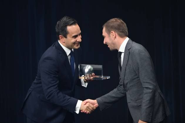 Philipp LAHM erhaelt den Sonderpreis des Deutschen Nachhaltigkeitspreis, fue die Organisation der UEFA 2024 EM, hier mit Laudator Mahmut OEZDEMIR, Politiker, Verleihung Deutscher Nachhaltigkeitspreis in Duesseldorf am 29.11.2024.