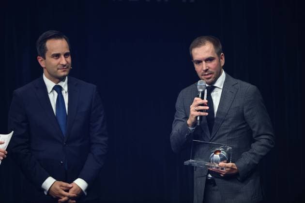 Philipp LAHM erhaelt den Sonderpreis des Deutschen Nachhaltigkeitspreis, fue die Organisation der UEFA 2024 EM, hier mit Laudator Mahmut OEZDEMIR, Politiker, Verleihung Deutscher Nachhaltigkeitspreis in Duesseldorf am 29.11.2024.