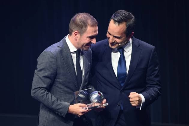 Philipp LAHM erhaelt den Sonderpreis des Deutschen Nachhaltigkeitspreis, fue die Organisation der UEFA 2024 EM, hier mit Laudator Mahmut OEZDEMIR, Politiker, Verleihung Deutscher Nachhaltigkeitspreis in Duesseldorf am 29.11.2024.