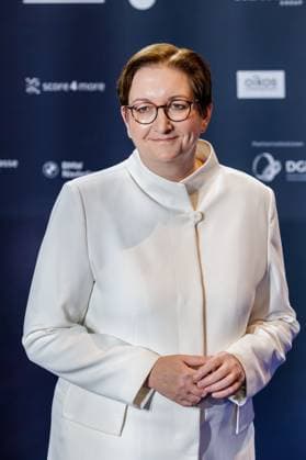 29.11.2024. Düsseldorf. Zum 17. Mal werden gemeinsam mit der Bundesregierung und weiteren Partnern im Düsseldorfer MARITIM Hotel Vorreiter:innen der Nachhaltigkeit ausgezeichnet. Prämiert werden die Sieger:innen der Wettbewerbe Unternehmen, Sport, Internationaler Deutscher Nachhaltigkeitspreis, Architektur und Gesundheit. Hier: Klara Geywitz. Düsseldorf Maritim Hotel Nordrhein-Westfalen Deutschland