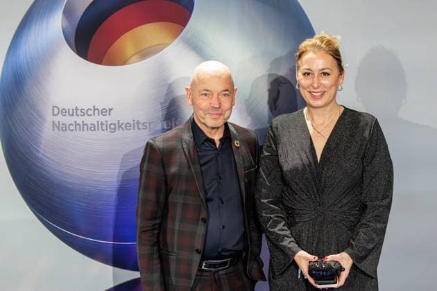 29.11.2024. Düsseldorf. Zum 17. Mal werden gemeinsam mit der Bundesregierung und weiteren Partnern im Düsseldorfer MARITIM Hotel Vorreiter:innen der Nachhaltigkeit ausgezeichnet. Prämiert werden die Sieger:innen der Wettbewerbe Unternehmen, Sport, Internationaler Deutscher Nachhaltigkeitspreis, Architektur und Gesundheit. Hier: Christine Lemaitre (re.) mit Begleiter. Düsseldorf Maritim Hotel Nordrhein-Westfalen Deutschland