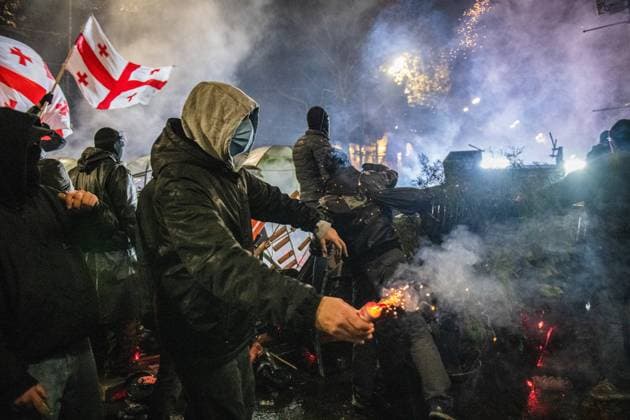 Bilder des Jahres 2024, News 11 November Anti-government protest in Tbilisi, Georgia - 30 Nov 2024 A pro-European protester prepares to throw a firework at police from behind a makeshift barricade during an anti-government protest. Following a controversial election last month, ruling party Georgian Dream Prime Minister Irakli Kobakhidze announced on November 28th that they will no longer pursue a European future until the end of 2028. People gathered on the streets on Thursday and Friday nights until the early morning, facing tear gas, water cannons, and violent arrests. Tbilisi Georgia Copyright: xJayxKoglerx xSOPAxImagesx DSC_3622