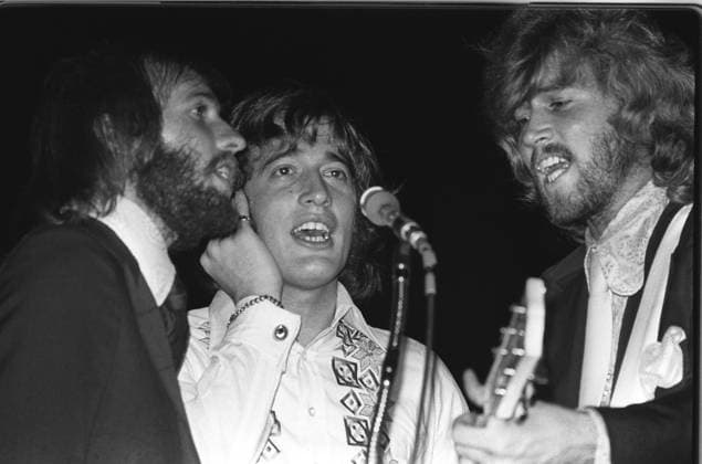Sing along...Maurice Gibb, Robin Gibb and Barry Gibb, members of the Australian music band Bee Gees, giving their best performance during their concert held at the Hong Kong Stadium. EDITORIAL USE ONLY  Copyright: xx MER2015112411432222 C.xY.xTamx scmpphotos523894