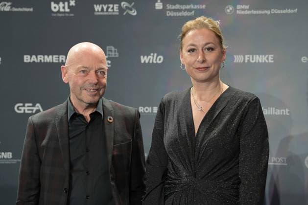 Deutscher Nachhaltigkeitspreis 2024 am 29.11.2024 im Maritim Hotel in Düsseldorf Dr. Christine Lemaitre ( Geschäftsführender Vorstand der DGNB ), rechts und Begleitung