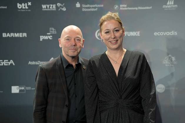Deutscher Nachhaltigkeitspreis 2024 am 29.11.2024 im Maritim Hotel in Düsseldorf Dr. Christine Lemaitre ( Geschäftsführender Vorstand der DGNB ), rechts und Begleitung