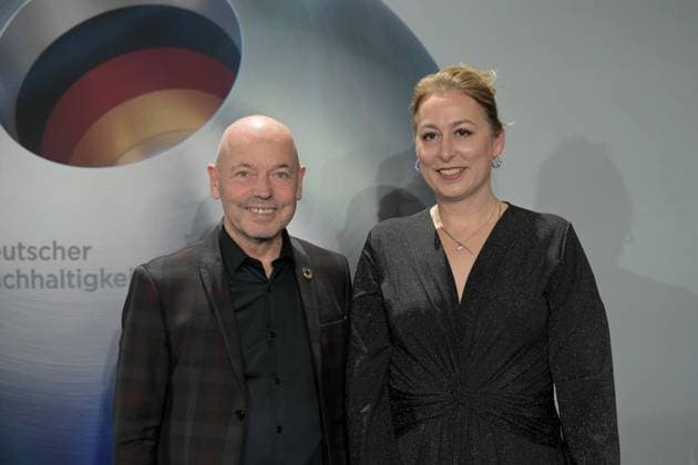 Deutscher Nachhaltigkeitspreis 2024 am 29.11.2024 im Maritim Hotel in Düsseldorf Dr. Christine Lemaitre ( Geschäftsführender Vorstand der DGNB ), rechts und Begleitung