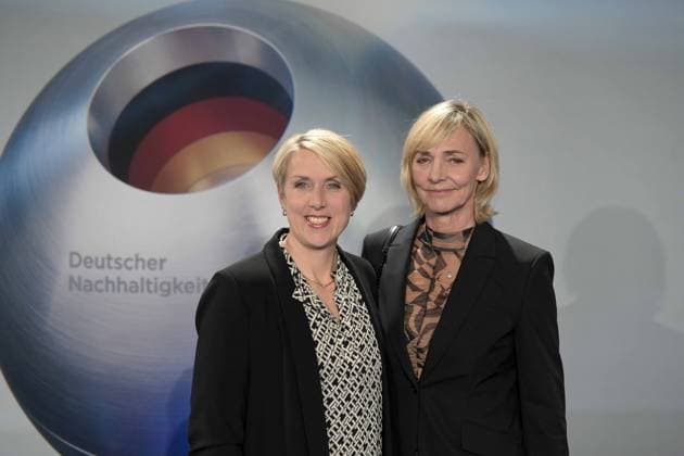 Deutscher Nachhaltigkeitspreis 2024 am 29.11.2024 im Maritim Hotel in Düsseldorf Christina Obergföll ( Sportlerin ), links und Heike Drechsler ( Sportlerin )