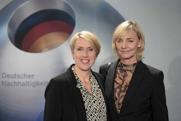 Deutscher Nachhaltigkeitspreis 2024 am 29.11.2024 im Maritim Hotel in Düsseldorf Christina Obergföll ( Sportlerin ), links und Heike Drechsler ( Sportlerin )