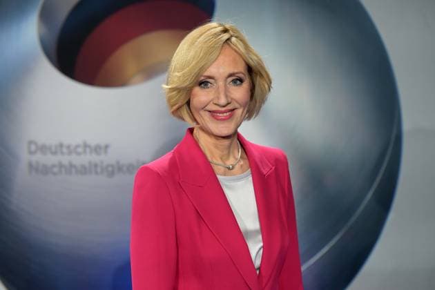 Deutscher Nachhaltigkeitspreis 2024 am 29.11.2024 im Maritim Hotel in Düsseldorf Petra Gerster ( Moderatorin )