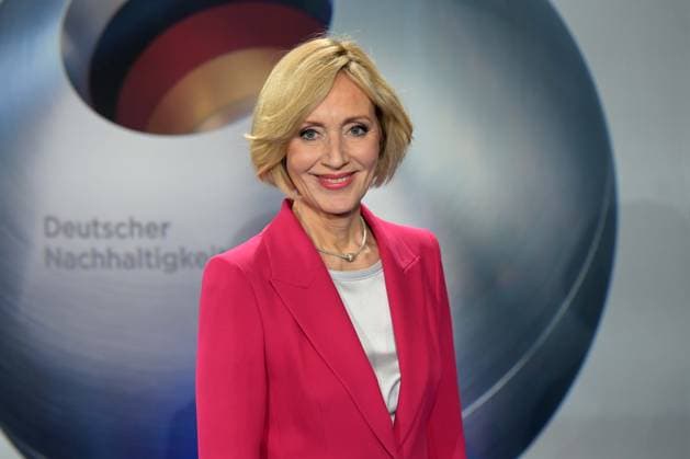 Deutscher Nachhaltigkeitspreis 2024 am 29.11.2024 im Maritim Hotel in Düsseldorf Petra Gerster ( Moderatorin )