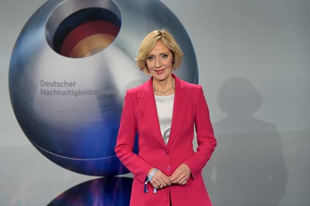 Deutscher Nachhaltigkeitspreis 2024 am 29.11.2024 im Maritim Hotel in Düsseldorf Petra Gerster ( Moderatorin )