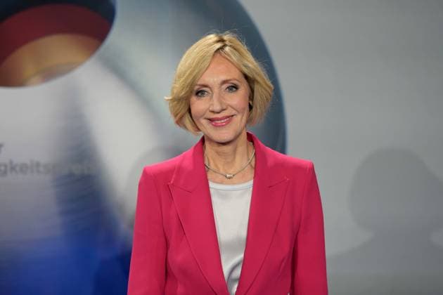 Deutscher Nachhaltigkeitspreis 2024 am 29.11.2024 im Maritim Hotel in Düsseldorf Petra Gerster ( Moderatorin )