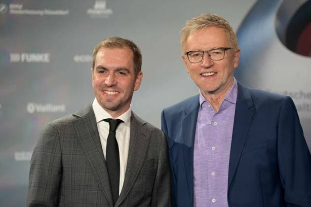 Deutscher Nachhaltigkeitspreis 2024 am 29.11.2024 im Maritim Hotel in Düsseldorf Philipp Lahm ( ehemaliger Fußballer ), links und Norbert König ( Moderator )