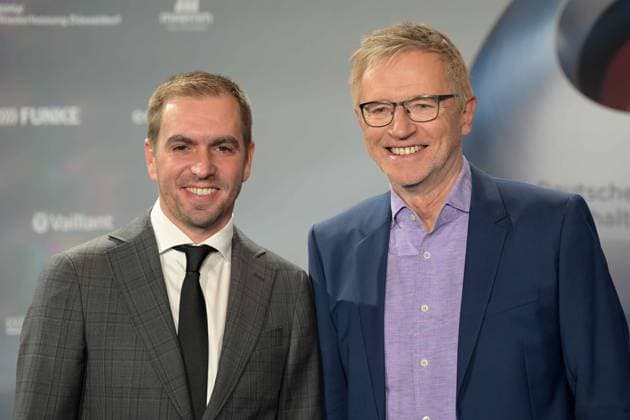 Deutscher Nachhaltigkeitspreis 2024 am 29.11.2024 im Maritim Hotel in Düsseldorf Philipp Lahm ( ehemaliger Fußballer ), links und Norbert König ( Moderator )