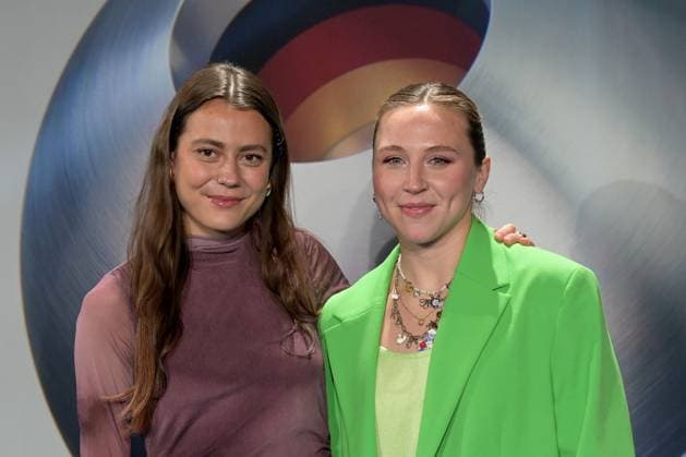 Deutscher Nachhaltigkeitspreis 2024 am 29.11.2024 im Maritim Hotel in Düsseldorf Selin Orzu ( Sportlerin - Hockeyspielerin ), links und Nike Lorenz ( Sportlerin - Hockeyspielerin )