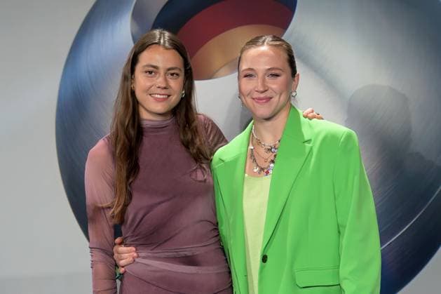 Deutscher Nachhaltigkeitspreis 2024 am 29.11.2024 im Maritim Hotel in Düsseldorf Selin Orzu ( Sportlerin - Hockeyspielerin ), links und Nike Lorenz ( Sportlerin - Hockeyspielerin )