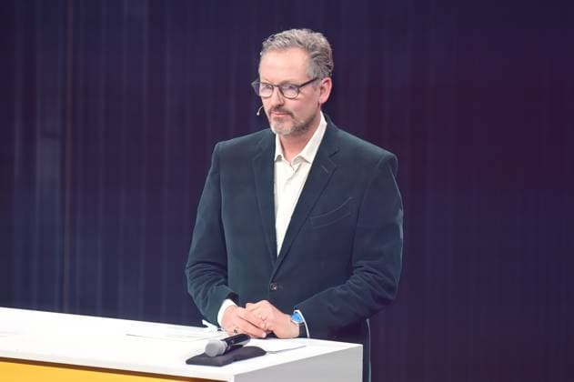 Deutscher Nachhaltigkeitspreis 2024 am 29.11.2024 im Maritim Hotel in Düsseldorf Prof. Dr. Eckart von Hirschhausen ( Arzt und Wissenschafts-Journalist ) auf der Bühne