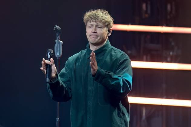 Deutscher Nachhaltigkeitspreis 2024 am 29.11.2024 im Maritim Hotel in Düsseldorf Tim Bendzko ( Musiker ) steht mit seiner Band auf der Bühne
